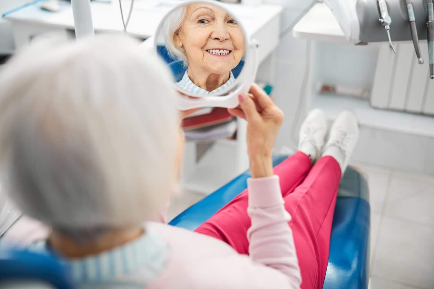 Mini implant dentist in Louisville: care focused on one-piece implants